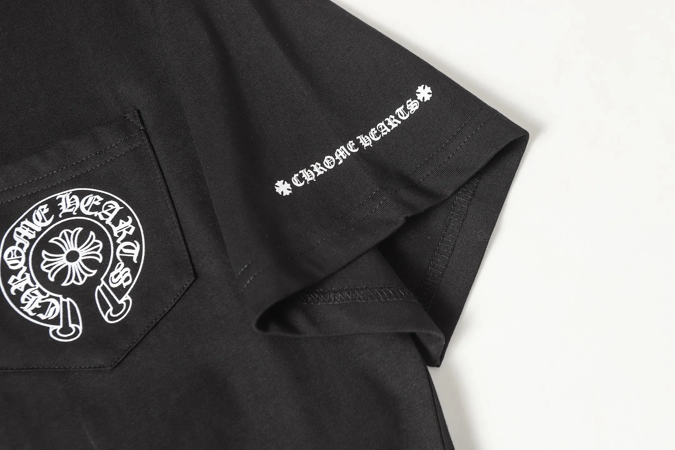 P140 Cross-border model, please do not place an order if you are pursuing quality -Chrome Hearts/Chrome Hearts 24ss classic horseshoe print popular short-sleeved T-shirt -High weight, high density and high quality. The wool is soft, delicate and skin-friendly. It feels soft and silky. It has excellent warmth and skin-friendly properties. -Customized weaving and dyeing, no color difference. No matter the fabric or workmanship details, it beats the ordinary version on the market. -Colour: black white -Size: S M L XL